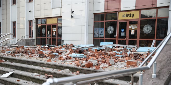 Deprem nedeniyle Düzce Adliyesi'nde hasar meydana geldi