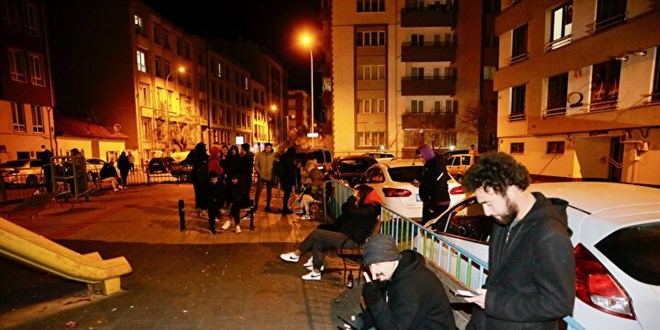 Deprem nedeniyle vatandaşlar sokağa çıktı