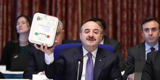 Bakan Varank, TBMM'de yerli kalp elektroşok cihazını tanıttı