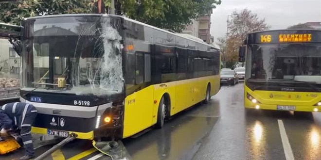 Bakırköy'de İETT otobüsünün minibüse çarptığı kazada 4 kişi yaralandı