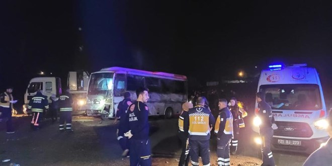 Diyarbakır'da polis aracı kaza yaptı: 17 polis hafif yaralı