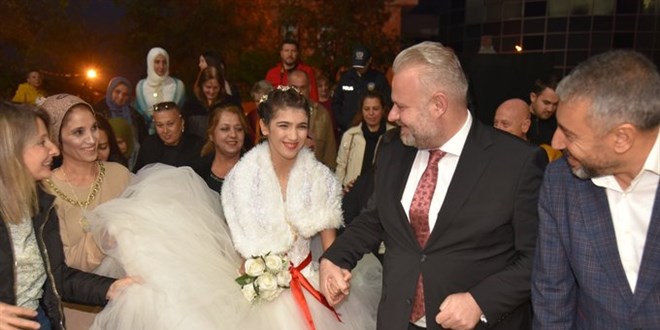İzmir'de gelinlik giyme hayali kuran otizmli genç kız için temsili düğün yapıldı