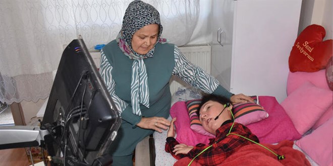 Doktorların '7 yıl yaşar' dediği SMA'lı Hatice, 41'inde 10'uncu diplomasını alıyor