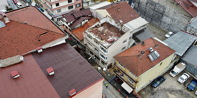 Düzce'de ağır hasar gören 3 katlı apartman yıkılıyor