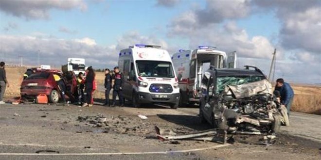 Eskişehir'de hafif ticari araç otomobille çarpıştı: 2 ölü, 3 yaralı