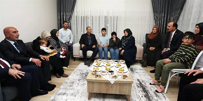 Erdoğan'dan iade-i ziyaret: Görme engelli hafız Ravzanur'a konuk oldu