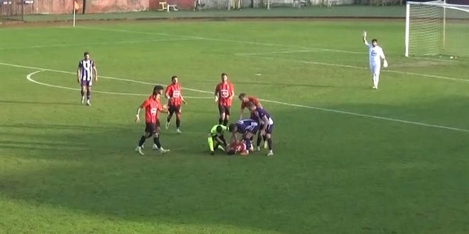 Dili boğazına kaçan futbolcuyu hakemin ilk müdahalesi kurtardı