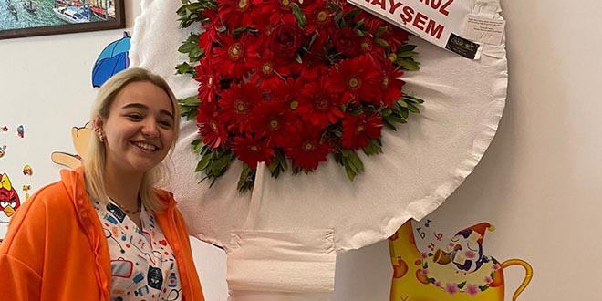 'Sahte doktor' inandırıcı olmak için kendi adına çelenk bile yaptırmış