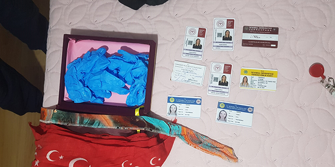 'Sahte doktor' beyaz önlükle çektirdiği vesikalığı 'sahte' öğrenci kimliklerinde kullanmış