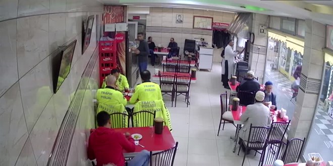 Nefes borusuna yemek kaçan kişi polisin Heimlich manevrasıyla kurtarıldı