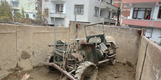Yıkılan binadan çıkarılan eski milletvekilinin yaptığı traktör ailesine teslim edilecek