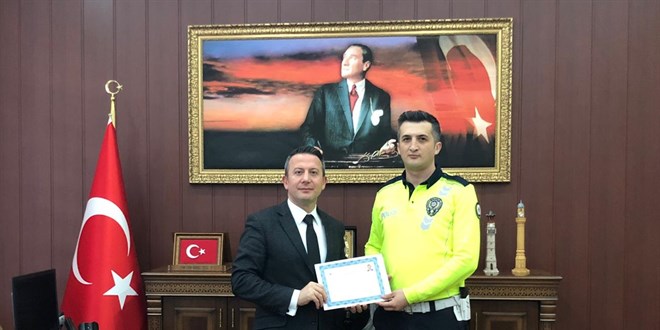 Nefes borusuna yemek kaçan kişiyi kurtaran polis memuru ödüllendirildi