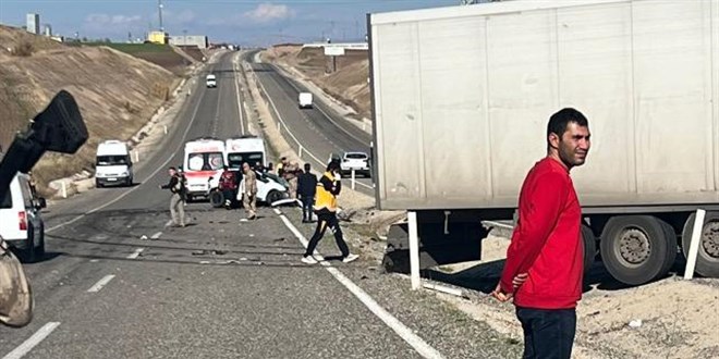 Diyarbakır'da tır ve otomobil çarpıştı: 1 ölü, 2 yaralı