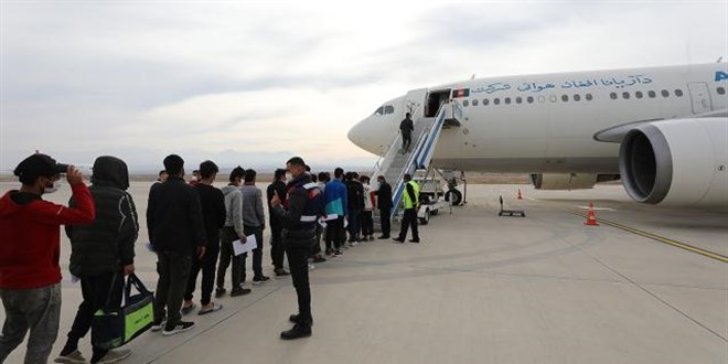 Türkiye'de bu yıl 109 bin düzensiz göçmen sınır dışı edildi