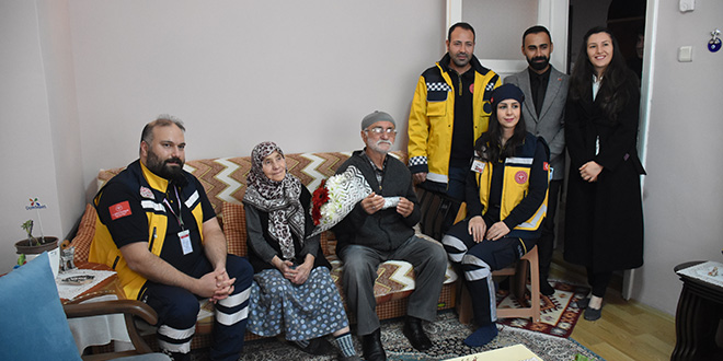 Ambulans ekibi hayata döndürdüğü hastayı evinde ziyaret etti