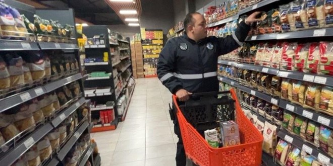 Zabıta ekipleri marketlere göz açtırmıyor