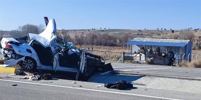 Konya'da otomobille kamyonet çarpıştı: 1 ölü, 4 yaralı
