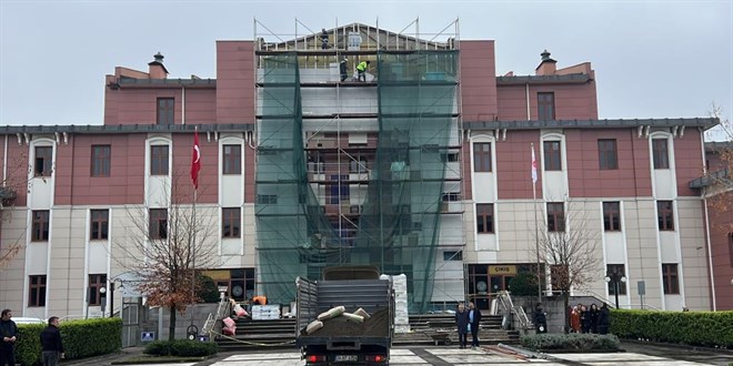 Depremde dış cephesi zarar gören Düzce Adliyesindeki tadilat bitti