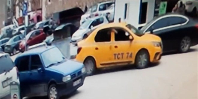Seyir halindeki araçlardan birbirine kurşun yağdırdılar