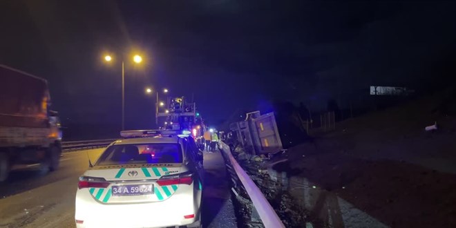 TEM'de devrilen hafriyat kamyonundaki kişi hayatını kaybetti