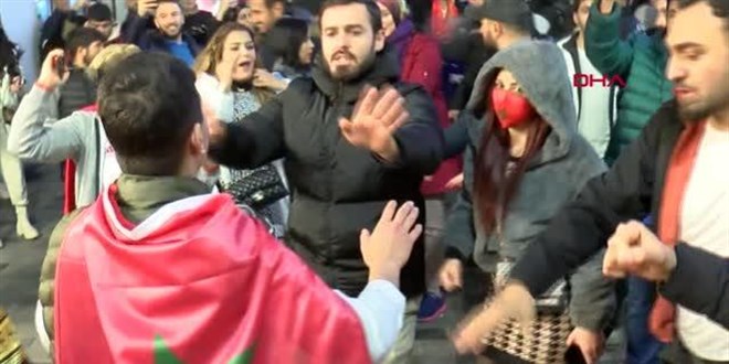 İstanbul'daki Faslı taraftarlar, Dünya Kupası'nda çeyrek finale çıkmalarını kutladı