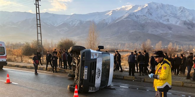 Van'da öğrenci servisinin devrilmesi sonucu 11 kişi yaralandı