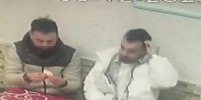 Para ödememek için saçını koparıp yemeğe koydu