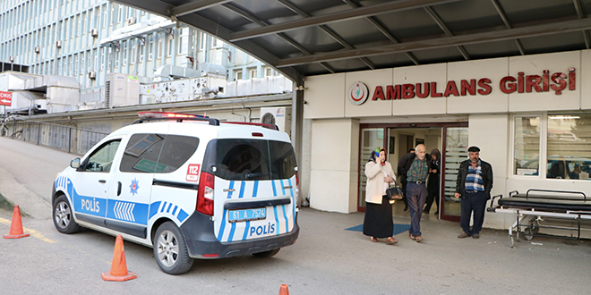 Acil serviste görevli doktor ve sekreteri darbeden 2 kişi gözaltında