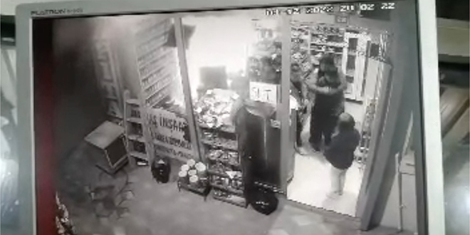 Bakkal, 10 yaşındaki çocuğu 'Heimlich manevrasıyla' kurtardı