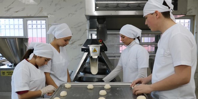 Liseliler hamur teknesinin başına geçti, günde 10 bin ekmek üretecek