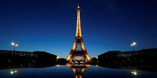 Paris karanlığa gömüldü