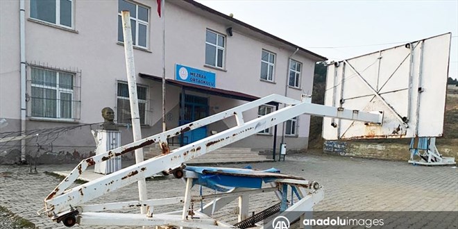 Katlanabilir basketbol potasına sıkışan çocuk hayatını kaybetti