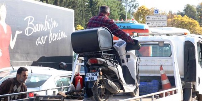 Motokurye, belge isteyen 3 polisi ve 1 kişiyi darbetti