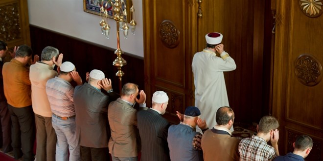 Kadınla yakalandığı iddia edilen imamın görevine son verildi