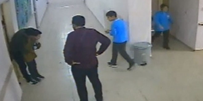 Soluk borusuna ekmek kaçan öğrencisini Heimlich manevrasıyla kurtardı