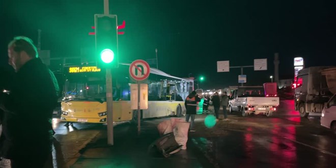 İETT otobüsü ile servis minibüsünün çarpıştığı kazada 14 kişi yaralandı