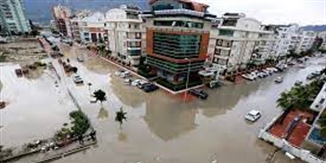 Antalya'da kuvvetli yağış sele neden oldu