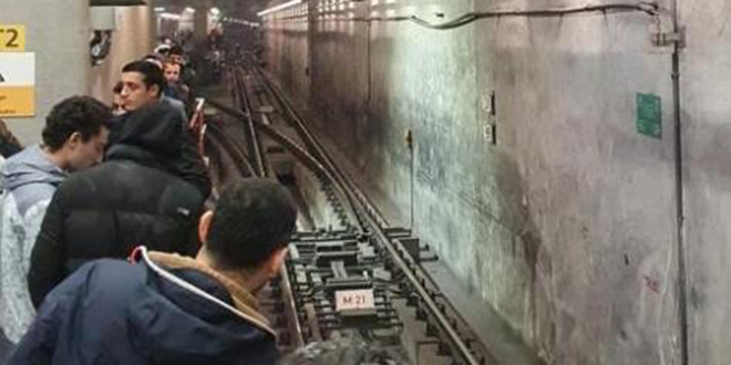 Metro arızalandı, vatandaşlar isyan etti