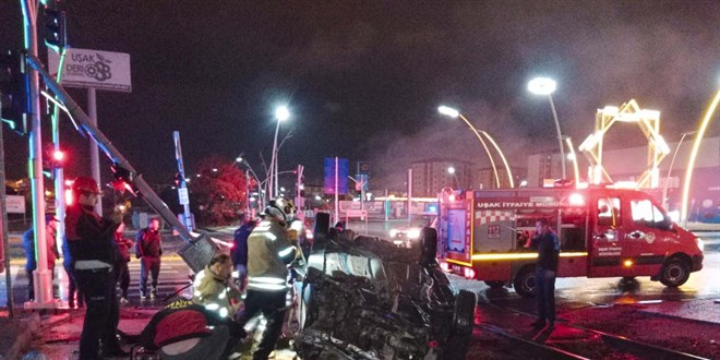 Uşak'ta yolcu trenine çarpan otomobildeki 2 kişi ağır yaralandı