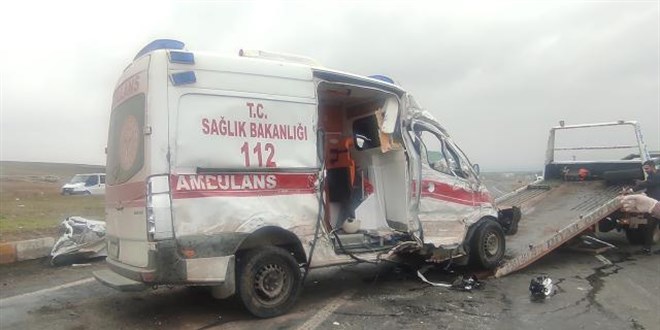 Tırla çarpışan ambulanstaki hasta çocuk hayatını kaybetti