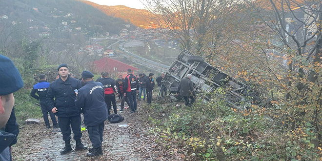 Öğrenci servisi şarampole devrildi: 1 öğrenci öldü, 19 kişi yaralandı