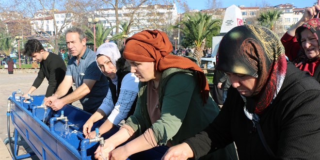 Zonguldak'ta hamsi festivalinde 15 ton balık dağıtıldı