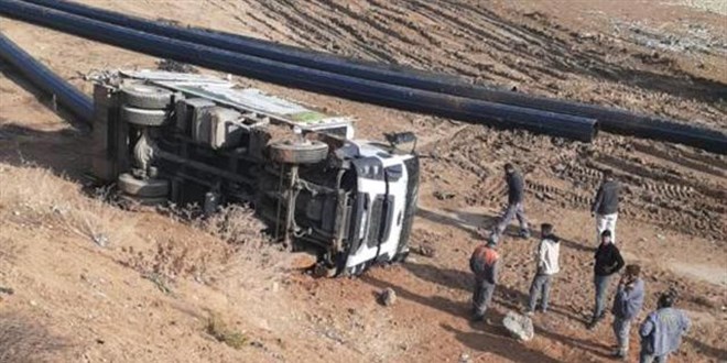 Ankara'da p kamyonu devrildi: 1 l
