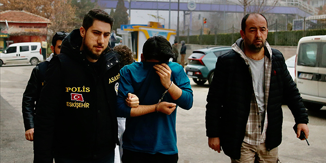 Erkek arkadaşının tabancayla vurduğu genç kız öldü
