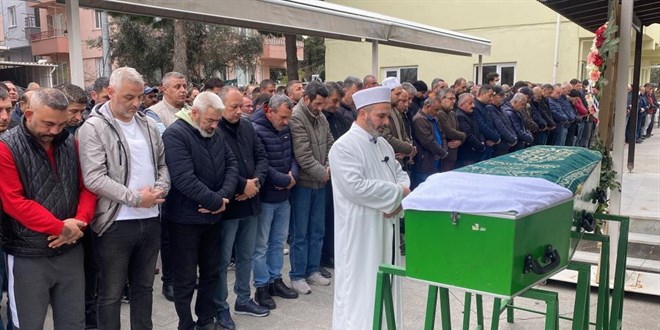 17 yaşındaki kızı tarafından bıçaklanarak öldürülen baba toprağa verildi