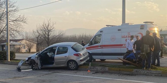 4 kişinin bindiği çalıntı elektrikli bisiklete otomobil çarptı; 2'si çocuk 5 yaralı