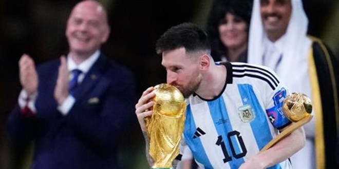 Arjantinli futbolcu Messi, milli formay giymeye devam edecek