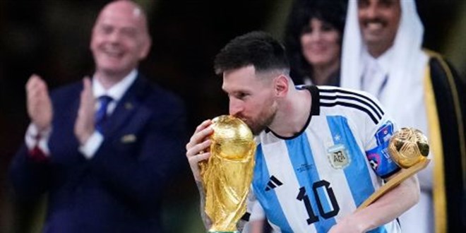 Arjantinli futbolcu Messi, milli formayı giymeye devam edecek