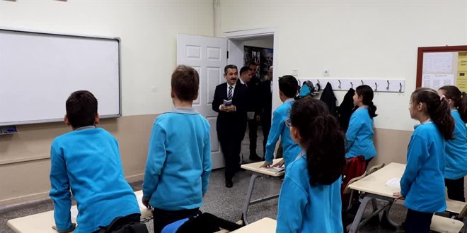 Kırklareli Valisi Birol Ekici, mesaisine öğrencilerle kitap okuyarak başladı