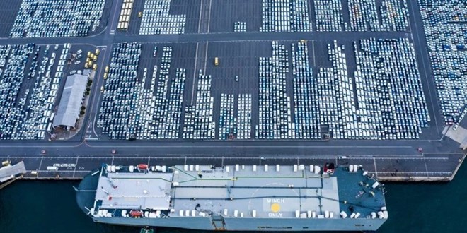 Zam korkusu talepleri artırdı: Otomobiller gemideyken satıldı